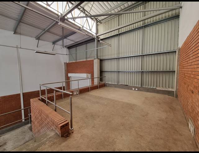 290M² WAREHOUSE TO LET IN LONGLAKE